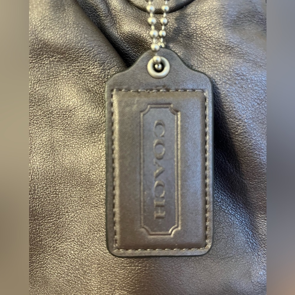 Gorgeous vintage Coach pewter “O” ring genuine leather shoulder bag - Picture 2 of 8